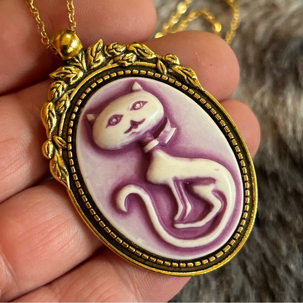 Handcrafted lilac sitting pretty kitty cat cameo pendant on chain necklace